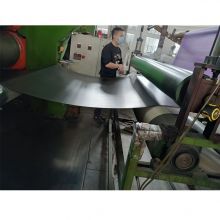 Композитный процесс: полиуретановая поверхность и резиновая подошва соединяются вместе на интегрированной линии по производству компаундов.