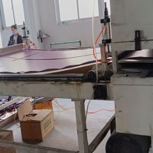 В процессе резки настройте матрицу в соответствии с индивидуальным размером и отрежьте коврик для йоги с помощью автоматической машины для резки, которая эффективно обеспечивает однородность продукта.