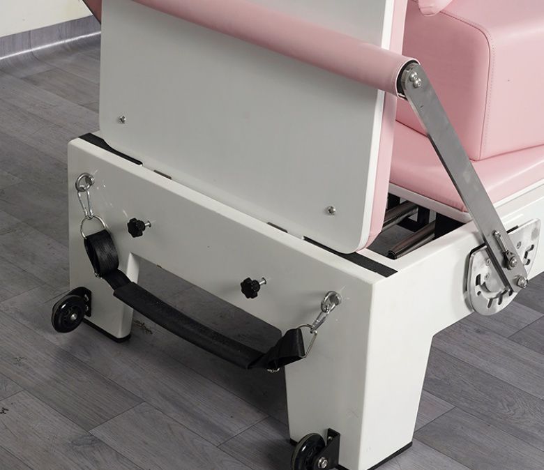 Оборудование для пилатеса из белого окрашенного дуба розового цвета