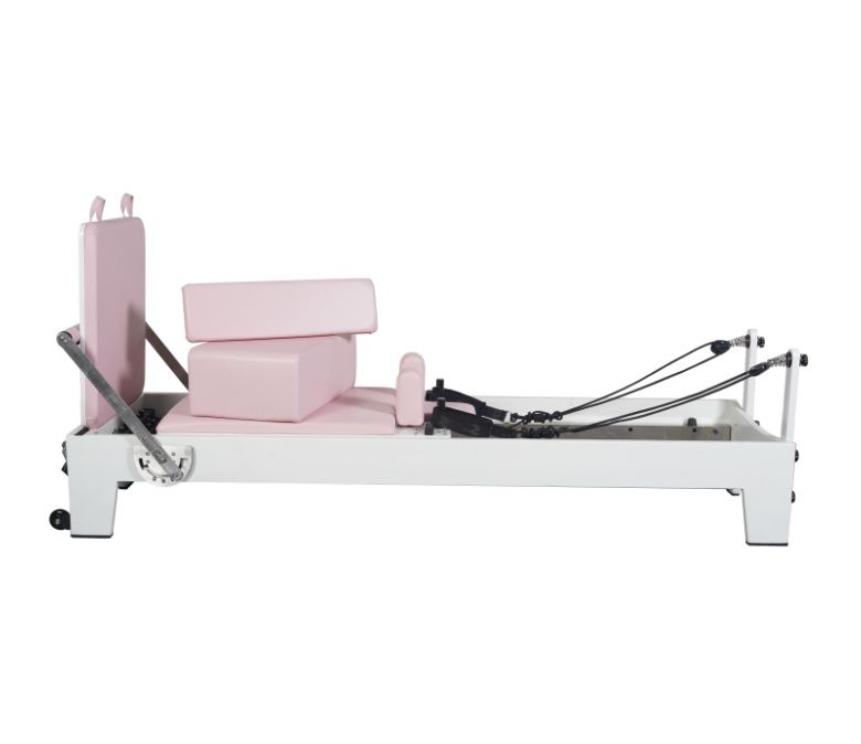 Оборудование для пилатеса из белого окрашенного дуба розового цвета