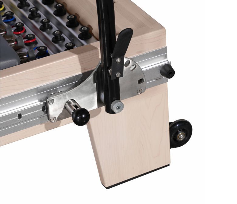 Деревянная кровать-трансформер для пилатеса на колесиках