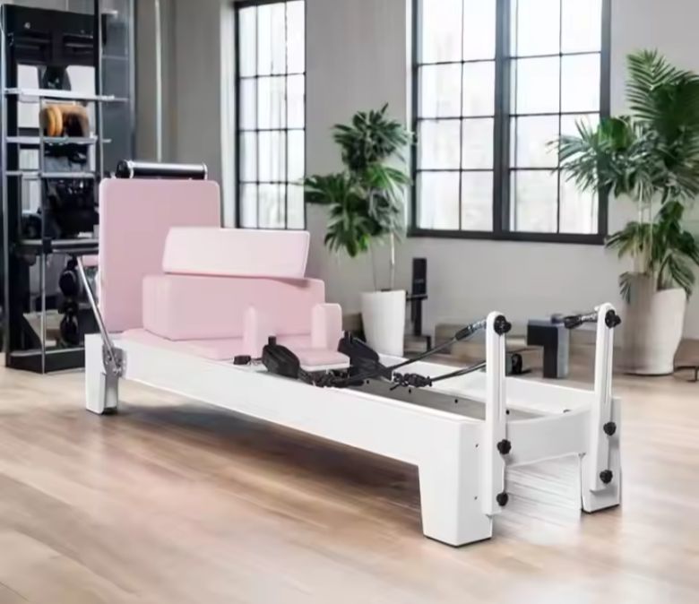 Оборудование для пилатеса из белого окрашенного дуба розового цвета